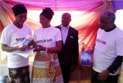 Presentation-of-Certificate_Empowerment-to-one-of-the-by-Mrs.-Onurah-Barr.-VE.-Onukwue-President-Umuahia-Development-Union-LagosApostle-Felix-Eguzoro-and-Barr.-Nnenna-Uchegbu002